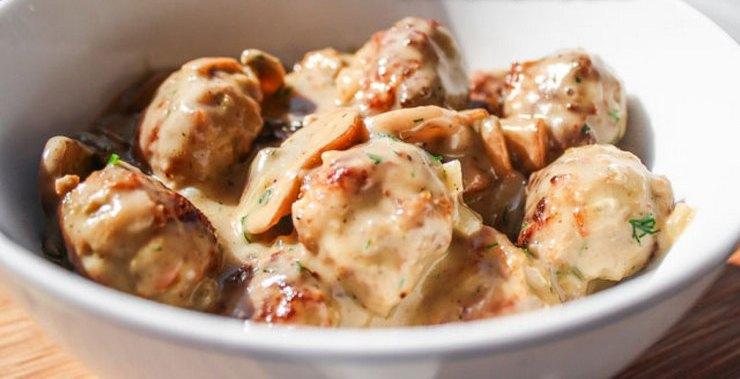 ลูกชิ้นราดซอสเห็ด