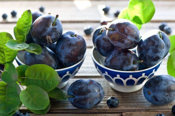 des prunes sur la table