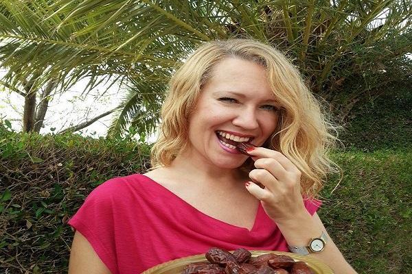 เด็กผู้หญิงกินอินทผลัม