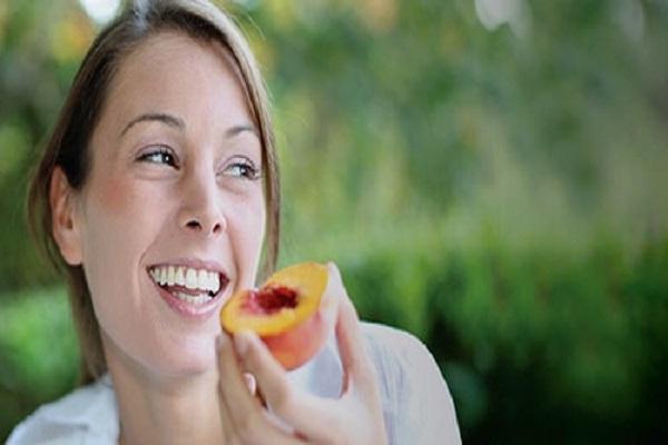 เด็กผู้หญิงกำลังกิน