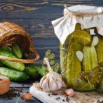 แตงกวาดองสำหรับฤดูหนาวในขวดโดยใช้วิธีเย็น