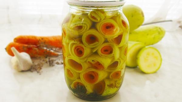 ซูกินี่หั่นเป็นชิ้นหมัก