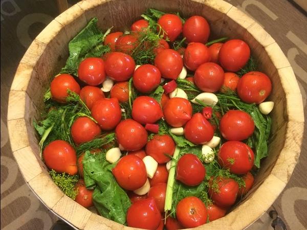 Recette de tomates en barrique avec feuilles de raifort, cerises et groseilles