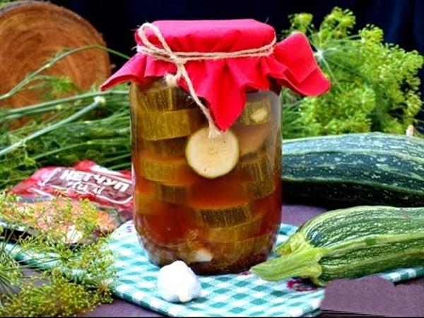 ซูกินี่หมักกับซอสมะเขือเทศพริก