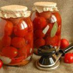 มะเขือเทศดองเกลือเย็นในขวดโดยไม่ใช้น้ำส้มสายชู