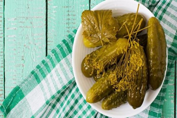 Pourquoi les cornichons deviennent-ils mous dans le bocal ?