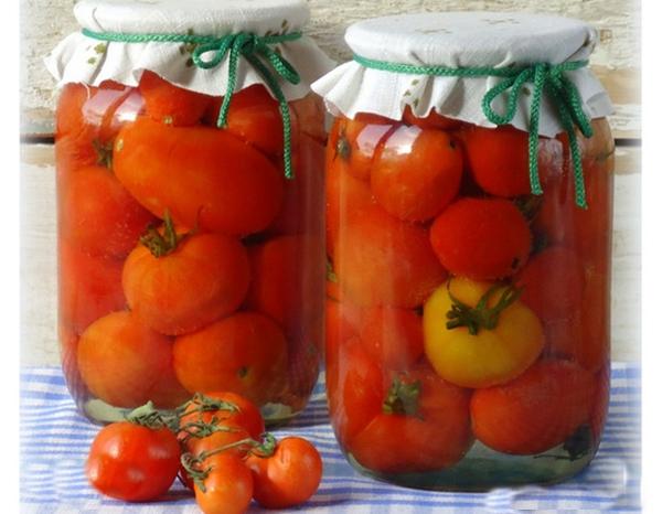 Saler les tomates rouges avec de l'eau froide sans vinaigre ni aspirine