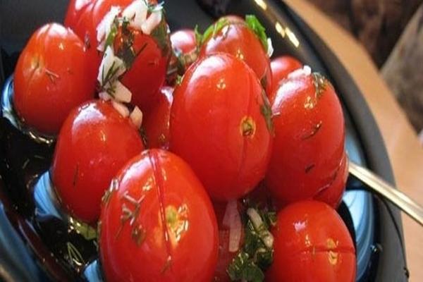 On le sale à froid dans une casserole.