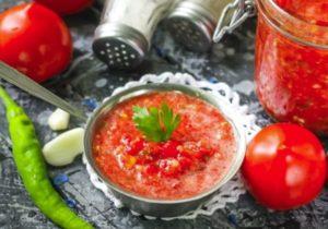 15 สูตรเด็ดสำหรับทำ adjika โฮมเมดจากมะเขือเทศและกระเทียมโดยไม่ต้องปรุงสำหรับฤดูหนาว