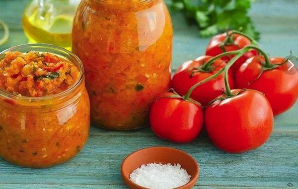 12 สูตรคาเวียร์ซูกินี่และมะเขือเทศที่ดีที่สุดสำหรับฤดูหนาว