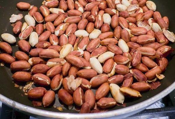 ถั่วลิสงในกระทะ