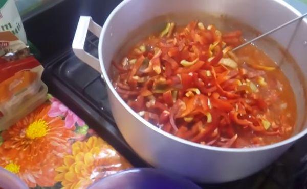 เลโชทำจากมะเขือเทศ พริก