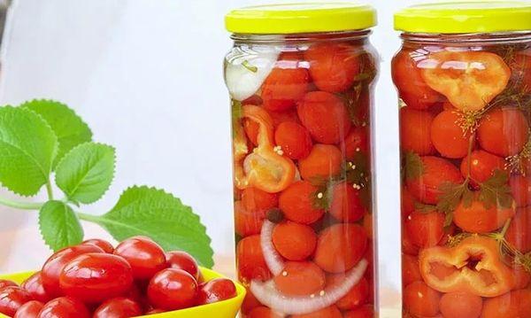 16 สูตรดองมะเขือเทศแบบด่วนที่ดีที่สุดสำหรับฤดูหนาว