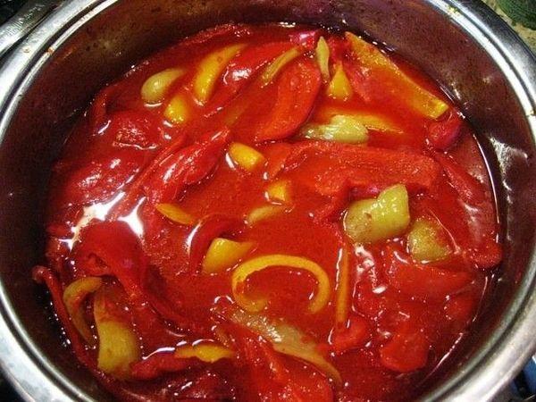 พริกในซอสมะเขือเทศ