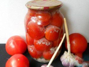 14 délicieuses recettes pour préparer des tomates à l'ail pour l'hiver