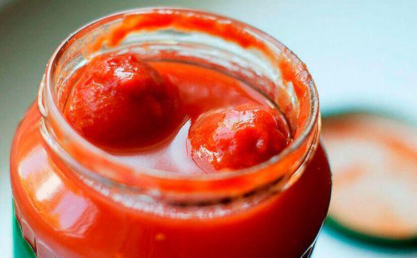 มะเขือเทศในน้ำมะเขือเทศ