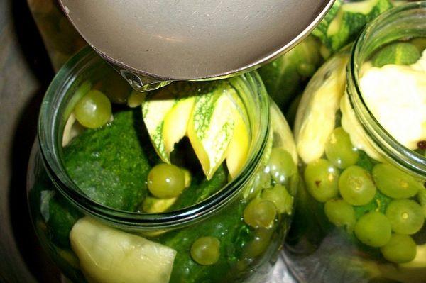 แตงกวากับองุ่น