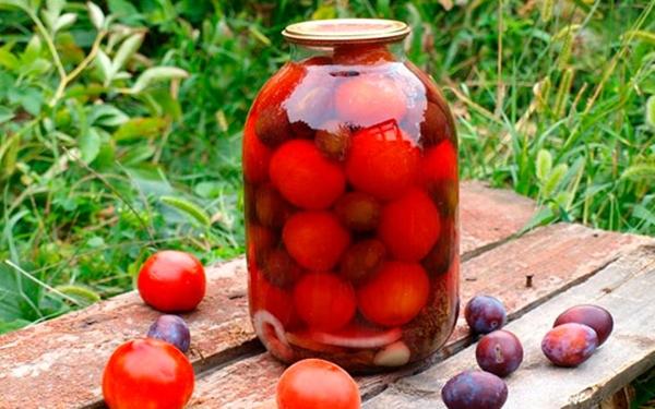 พลัมหมักกับมะเขือเทศและกระเทียมสำหรับเนื้อสัตว์