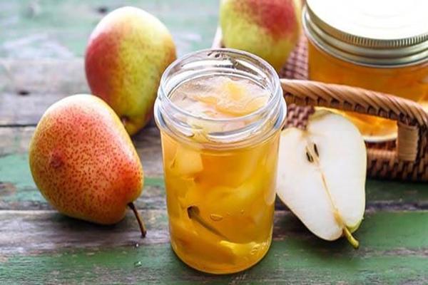 À partir de poires entières avec tiges dans du sirop de sucre