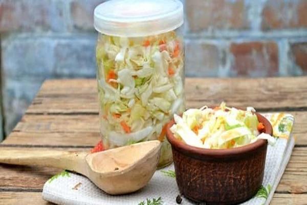 กะหล่ำปลีดองต้นสำหรับฤดูหนาวในขวด: สูตรอาหาร