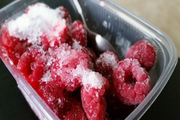 Framboises au sucre pour l'hiver sans cuisson : une recette