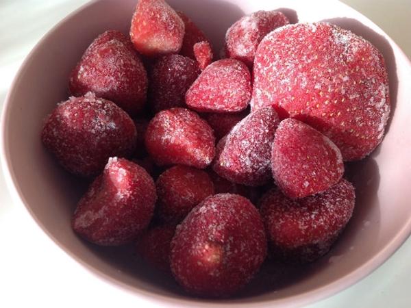 สตรอเบอร์รี่แช่แข็งในน้ำตาล