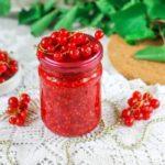 ลูกเกดแดงบดกับน้ำตาลสำหรับฤดูหนาว: สูตร