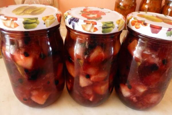 แยมแปลกๆ ที่ทำจากแอปเปิ้ลไวท์นาลิฟ ลูกเกดดำ อบเชย และโกโก้