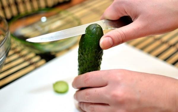 การถูแตงกวาที่หั่นแล้ว