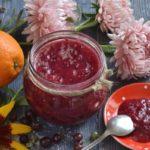 ขนมดิบกับผลเบอร์รี่สีแดง