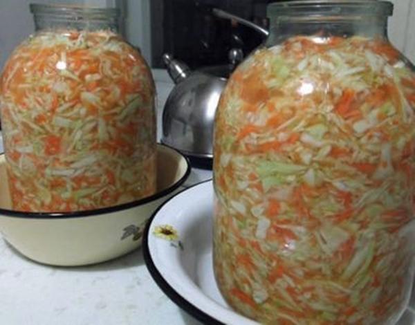 กะหล่ำปลีดองต้นสำหรับฤดูหนาวในขวด: สูตรอาหาร