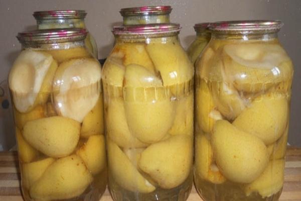 Poires entières marinées