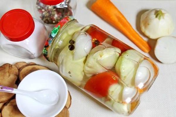 แตงกวาเรียกน้ำย่อยกับสควอช