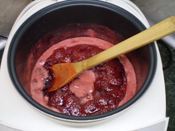 แยมสตรอเบอร์รี่ในหม้อหุงช้า