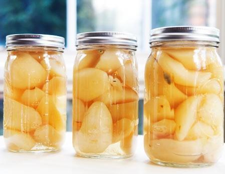 ลูกแพร์ทั้งลูกในน้ำเชื่อมสำหรับฤดูหนาว