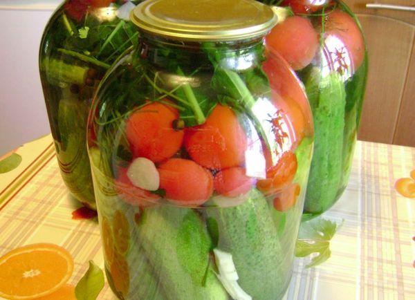 แตงกวาและมะเขือเทศ