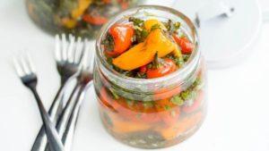 11 สูตรอาหารฤดูหนาวที่ดีที่สุดสำหรับการถนอมพริกหยวกในน้ำมันกับกระเทียม