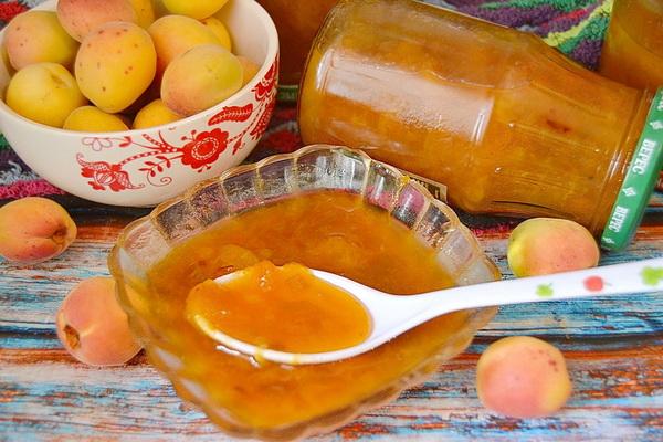 Confiture épaisse d'abricots dénoyautés