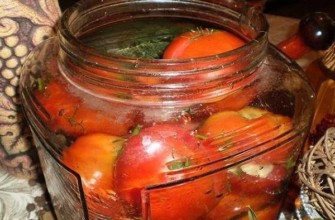 ผักกระป๋องที่มีกระเทียมและกานพลูอยู่ข้างใน