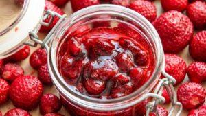 9 สูตรทำแยมสตรอว์เบอร์รีเข้มข้น 5 นาทีพร้อมผลเบอร์รี่ทั้งลูกสำหรับฤดูหนาว