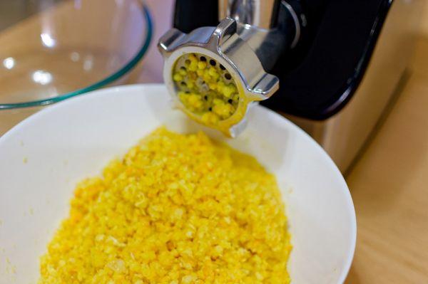 citron dans un hachoir à viande