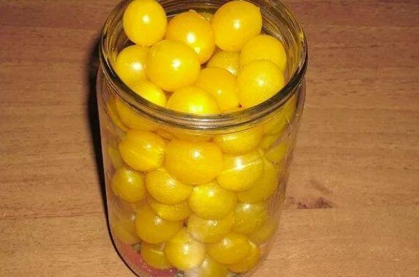 tomates cerises en bocaux