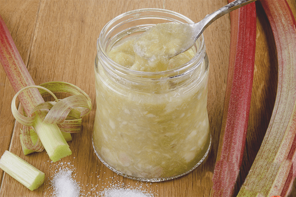 servir la confiture de rhubarbe avec la banane