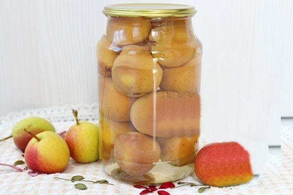 ลูกแพร์ทั้งลูกในน้ำเชื่อม