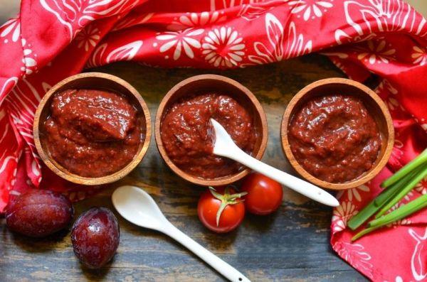 ตเกมาลีและมะเขือเทศ