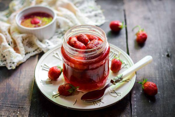 สตรอเบอร์รี่ในน้ำเชื่อม