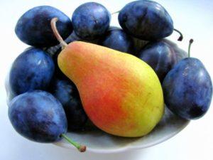 4 สูตรเด็ดสำหรับคอมโพตลูกแพร์และพลัมสำหรับฤดูหนาว