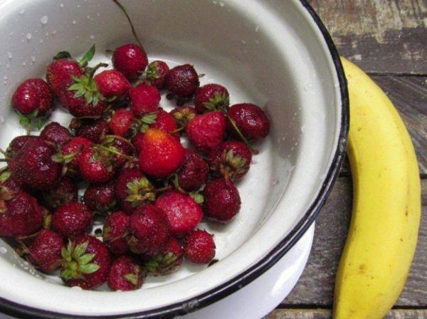 สตรอเบอร์รี่และกล้วย