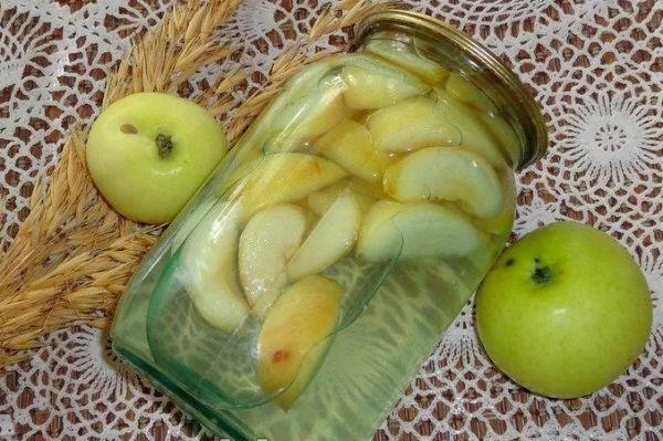 5 สูตรอร่อยสำหรับทำแอปเปิลคอมโพท White Naliv สำหรับฤดูหนาว