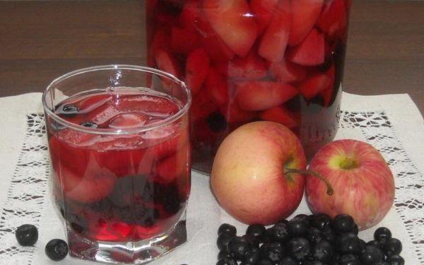 8 สูตรอร่อยสำหรับคอมโพทแอปเปิลและโช้กเบอร์รี่สำหรับฤดูหนาว